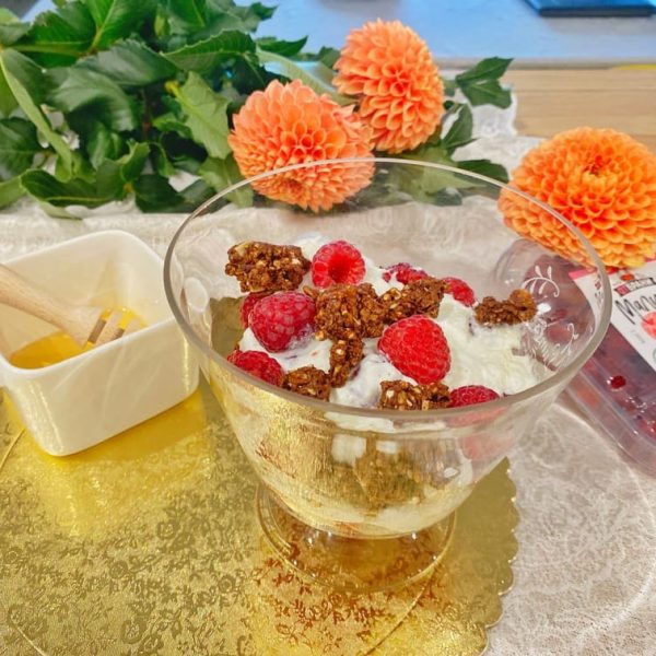 закуска с гранола и малини отбрани (otbrani)